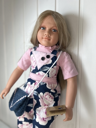 картинка Кукла Джеральдин, в цветастом комбинезоне, 62 см , арт. B9005 интернет-магазин TuKiTu.ru