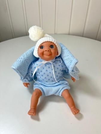 картинка испанские Пупс Каритас, 23 см, в голубом, с высунутым язычком, арт. 300U интернет-магазин TuKiTu.ru
