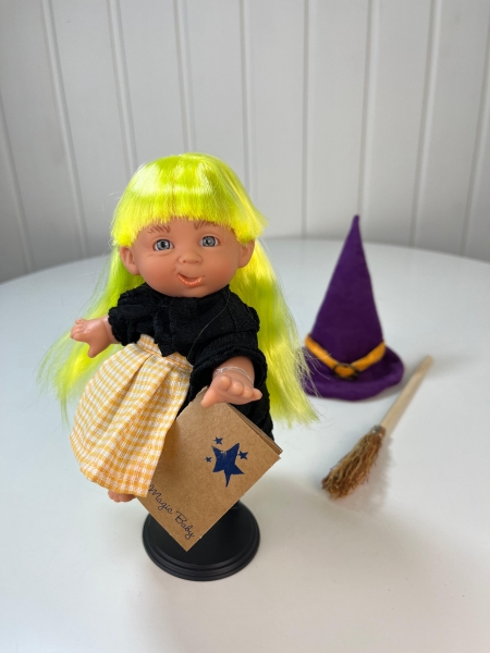 картинка испанские Пупс-мини "Ведьмочка", с желтыми волосами, в фиолетовой шляпе, 18 см, арт. 138U-12 интернет-магазин TuKiTu.ru