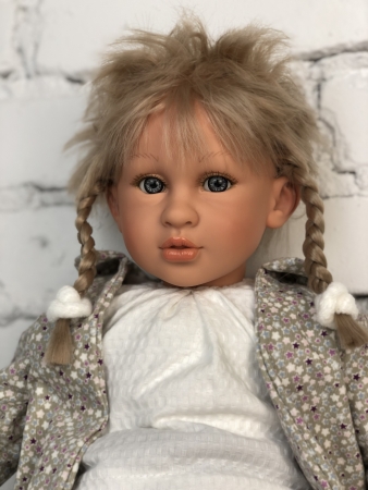 картинка Кукла Эбрил, в вязаном берете, 60 см , арт. P6004А интернет-магазин TuKiTu.ru