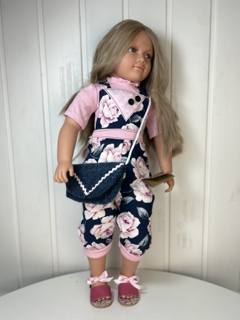 картинка Кукла Джеральдин, в цветастом комбинезоне, 62 см , арт. B9005 интернет-магазин TuKiTu.ru