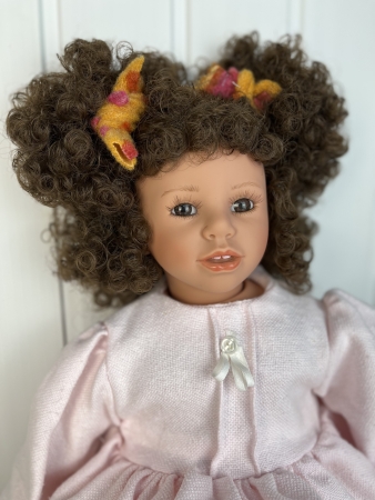 картинка Коллекционная кукла "Кандела", 70 см, арт. 5306КА интернет-магазин TuKiTu.ru