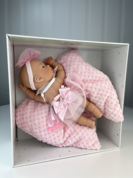 картинка испанские Пупс-мини "Новорожденная", в розовом, с подушкой (в коробке), 21 см , арт. 1032А интернет-магазин TuKiTu.ru