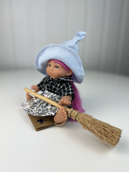 картинка испанские Пупс-мини "Ведьмочка",  в клетчатом платье и голубой шляпе, 18 см. арт. 138U-16 интернет-магазин TuKiTu.ru