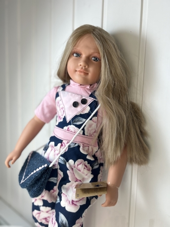 картинка Кукла Джеральдин, в цветастом комбинезоне, 62 см , арт. B9005 интернет-магазин TuKiTu.ru