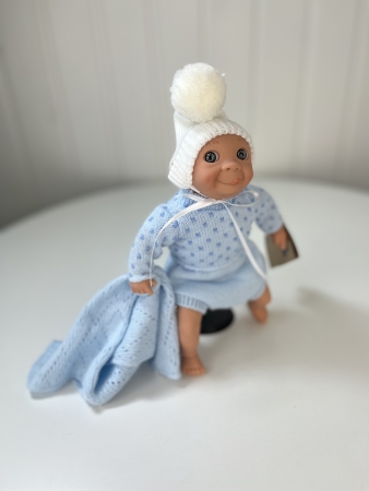картинка испанские Пупс Каритас, 23 см, в голубом, с высунутым язычком, арт. 300U интернет-магазин TuKiTu.ru