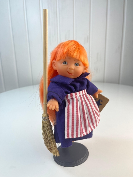 картинка испанские Пупс-мини "Ведьмочка", с оранжевыми волосами, в красной шляпе, 18 см. арт. 138U-9 интернет-магазин TuKiTu.ru