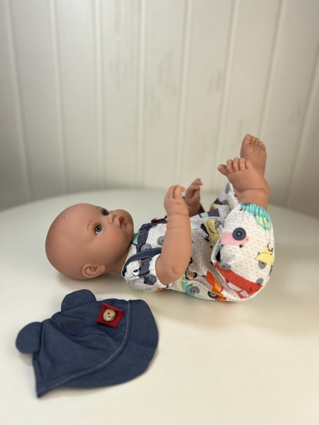 картинка Пупс Артур, в боди "Машинки" и джинсовой кепке , 47 см , арт. 46001К86 интернет-магазин TuKiTu.ru