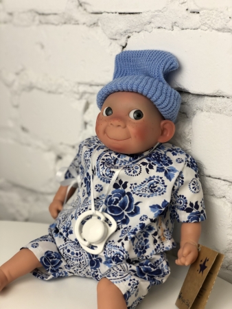 картинка испанские Пупс Каритас, в цветном синем костюме, 28 см , арт.232021 интернет-магазин TuKiTu.ru