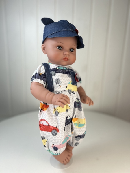 картинка Пупс Артур, в боди "Машинки" и джинсовой кепке , 47 см , арт. 46001К86 интернет-магазин TuKiTu.ru