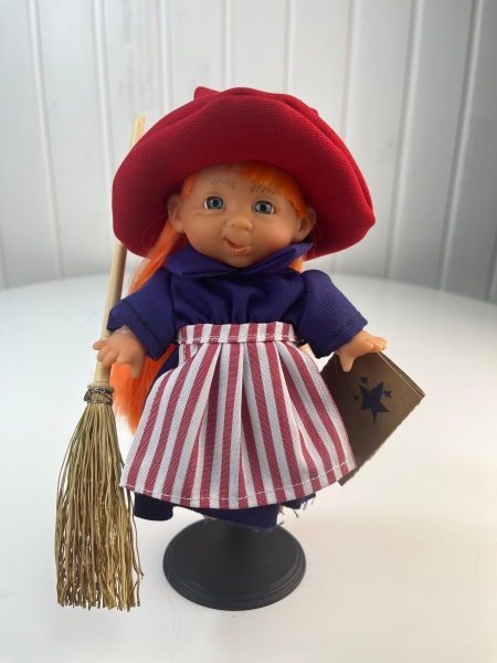 картинка испанские Пупс-мини "Ведьмочка", с оранжевыми волосами, в красной шляпе, 18 см. арт. 138U-9 интернет-магазин TuKiTu.ru