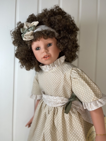 картинка Коллекционная кукла "Канделла" (брюнетка), 70 см, арт. 5308A интернет-магазин TuKiTu.ru