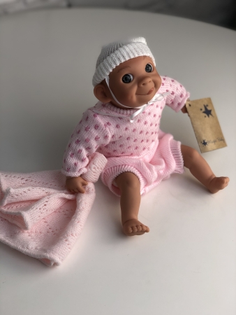 картинка испанские Пупс Каритас, 23 см, в розовом, с высунутым язычком, арт. 300U интернет-магазин TuKiTu.ru