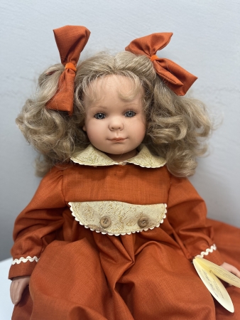 картинка Коллекционная кукла "Андреа", 60 см, арт. 9031А интернет-магазин TuKiTu.ru