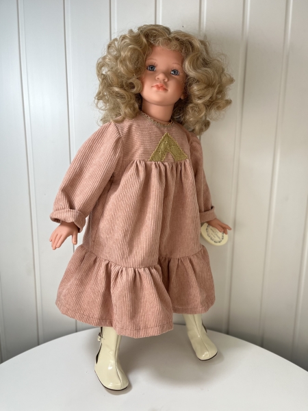 картинка Коллекционная кукла "Кэрол", 70 см, арт. 5310 интернет-магазин TuKiTu.ru