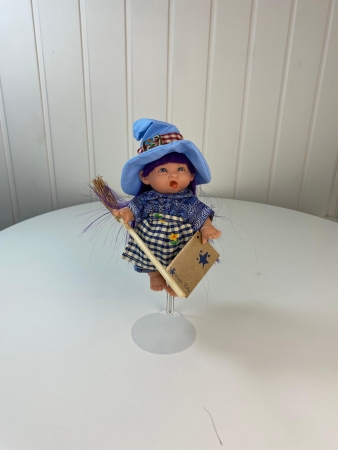 картинка испанские Пупс-мини "Ведьмочка", с фиолетовыми волосами, в джинсовом платье и шляпе, 18 см. арт. 138U-8 интернет-магазин TuKiTu.ru