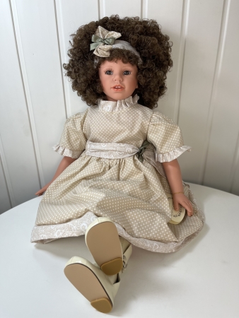 картинка Коллекционная кукла "Канделла" (брюнетка), 70 см, арт. 5308A интернет-магазин TuKiTu.ru