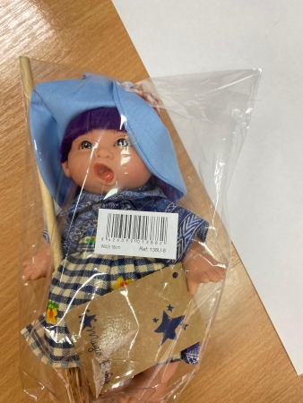 картинка испанские Пупс-мини "Ведьмочка", с фиолетовыми волосами, в джинсовом платье и шляпе, 18 см. арт. 138U-8 интернет-магазин TuKiTu.ru