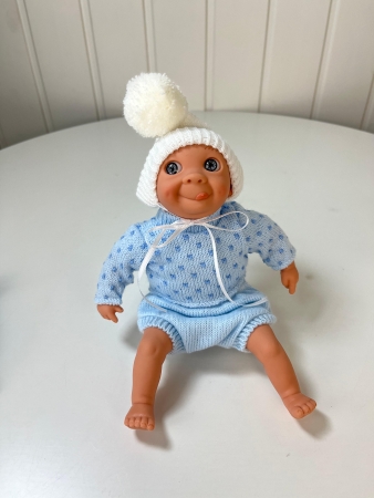 картинка испанские Пупс Каритас, 23 см, в голубом, с высунутым язычком, арт. 300U интернет-магазин TuKiTu.ru