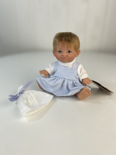 картинка испанские Кукла Джестито "Инфант", 18 см, в голубом сарафане, недовольная, арт. 10000U-12 интернет-магазин TuKiTu.ru