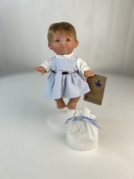 картинка испанские Кукла Джестито "Инфант", 18 см, в голубом сарафане, недовольная, арт. 10000U-12 интернет-магазин TuKiTu.ru