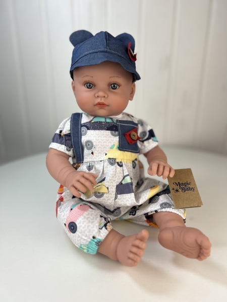 картинка Пупс Артур, в боди "Машинки" и джинсовой кепке , 47 см , арт. 46001К86 интернет-магазин TuKiTu.ru