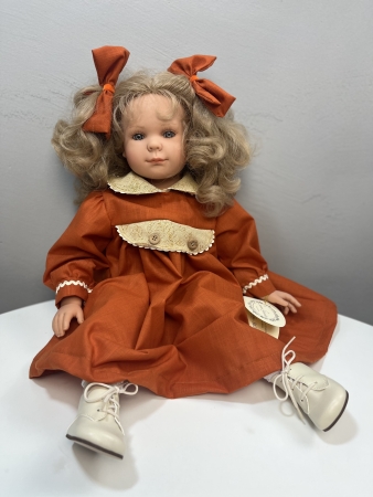 картинка Коллекционная кукла "Андреа", 60 см, арт. 9031А интернет-магазин TuKiTu.ru