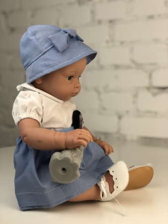 картинка Пупс Алисия, в бело-голубом платье, с игрушкой, 47 см , арт. 48013C интернет-магазин TuKiTu.ru