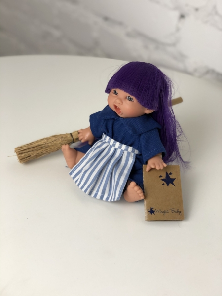 картинка испанские Пупс-мини "Ведьмочка", с фиолетовыми волосами волосами, в голубой шляпе, ухмыляется, 18 см. арт. 138U-5 интернет-магазин TuKiTu.ru