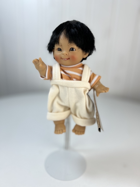 картинка испанские Кукла Джестито "Инфант", 18 см, в желтом комбинезоне, с зубками, арт. 10000U-16 интернет-магазин TuKiTu.ru