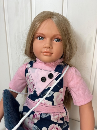 картинка Кукла Джеральдин, в цветастом комбинезоне, 62 см , арт. B9005 интернет-магазин TuKiTu.ru