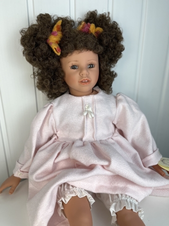 картинка Коллекционная кукла "Кандела", 70 см, арт. 5306КА интернет-магазин TuKiTu.ru