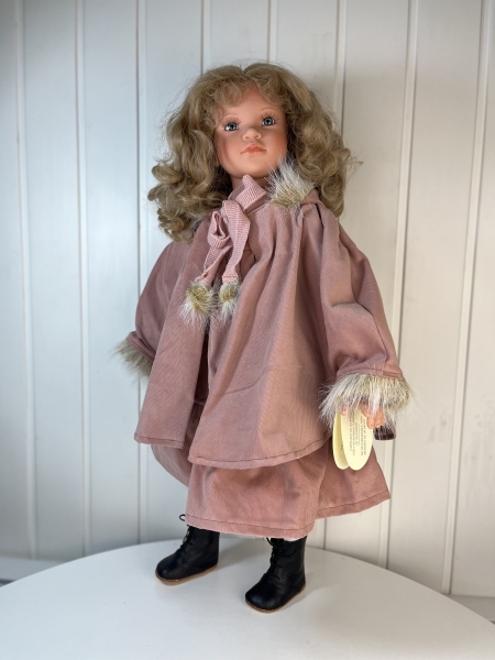 картинка Коллекционная кукла "Кэрол", 70 см, арт. 5310 интернет-магазин TuKiTu.ru