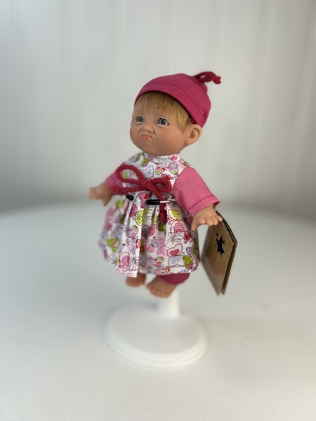 картинка испанские Кукла Джестито "Инфант", 18 см, в розовой шапке, недовольная, арт. 10000U-7 интернет-магазин TuKiTu.ru