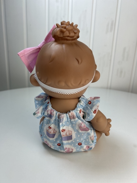 картинка Одежда для кукол - Песочник "Пирожное" и повязка-бант, для кукол и пупсов 26-30 см, арт 104 интернет-магазин TuKiTu.ru