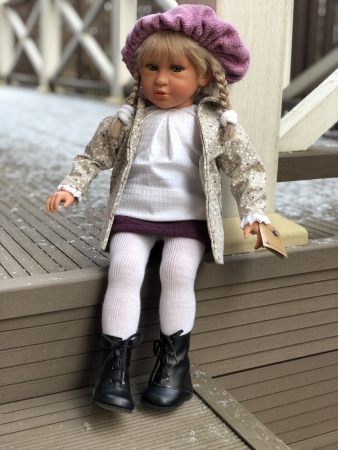 картинка Кукла Эбрил, в вязаном берете, 60 см , арт. P6004А интернет-магазин TuKiTu.ru