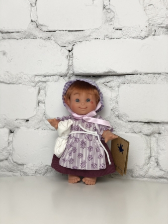 картинка испанские Кукла "Домовёнок", девочка, в фиолетовой шапочке и платьице, 18 см, арт. 151-5 интернет-магазин TuKiTu.ru