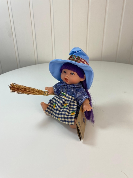 картинка испанские Пупс-мини "Ведьмочка", с фиолетовыми волосами, в джинсовом платье и шляпе, 18 см. арт. 138U-8 интернет-магазин TuKiTu.ru