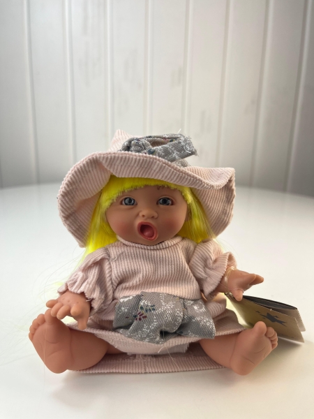 картинка испанские Пупс-мини "Ведьмочка", с желтыми волосами, в бледно-розовом платье и шляпе, 18 см. арт. 138U-3 интернет-магазин TuKiTu.ru