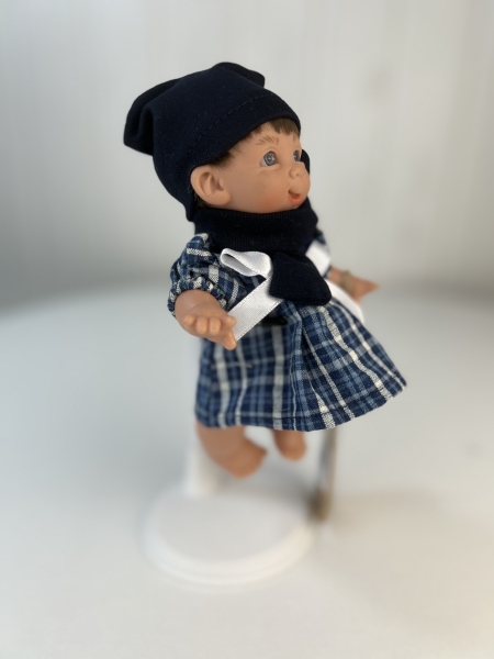 картинка испанские Кукла Джестито "Инфант", 18 см, в клетчатом платье, ухмыляется, арт. 10000U-17 интернет-магазин TuKiTu.ru