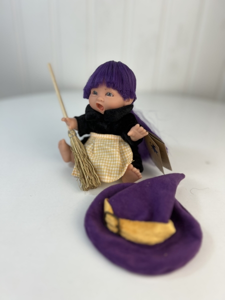 картинка испанские Пупс-мини "Ведьмочка", в клетчатом желтом переднике и фиолетовой шляпе, 18 см. арт. 138U-13 интернет-магазин TuKiTu.ru