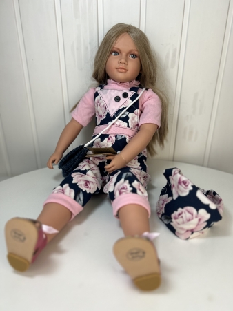 картинка Кукла Джеральдин, в цветастом комбинезоне, 62 см , арт. B9005 интернет-магазин TuKiTu.ru