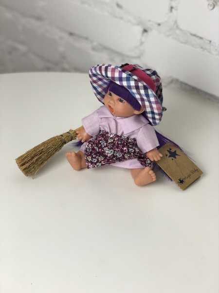 картинка испанские Пупс-мини "Ведьмочка", с фиолетовыми волосами, в клетчатой шляпе, 18 см. арт. 138U-4 интернет-магазин TuKiTu.ru