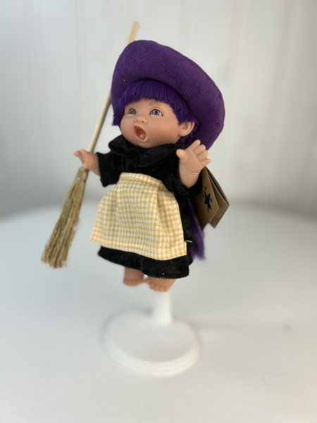 картинка испанские Пупс-мини "Ведьмочка", в клетчатом желтом переднике и фиолетовой шляпе, 18 см. арт. 138U-13 интернет-магазин TuKiTu.ru