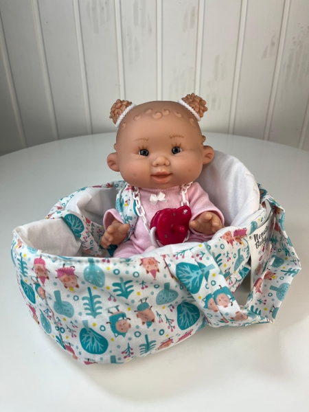 картинка испанские Пупс-мини Nenote "Новорожденный", с интерактивной соской( 36 звуков), с переноской", 26 см, арт. 982-1 интернет-магазин TuKiTu.ru