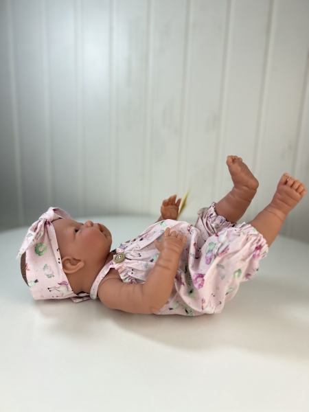 картинка Одежда для пупсов - Комбинезон с пуговицами и  бант на голову,  рост 47 см , арт 38 интернет-магазин TuKiTu.ru