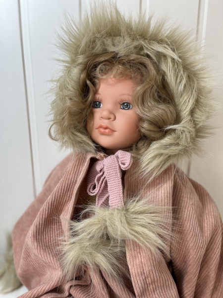 картинка Коллекционная кукла "Кэрол", 70 см, арт. 5310 интернет-магазин TuKiTu.ru