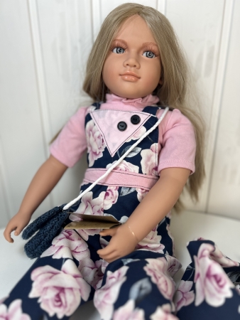 картинка Кукла Джеральдин, в цветастом комбинезоне, 62 см , арт. B9005 интернет-магазин TuKiTu.ru