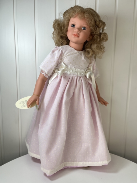 картинка Коллекционная кукла "Кэрол", 70 см, арт. 5531 интернет-магазин TuKiTu.ru