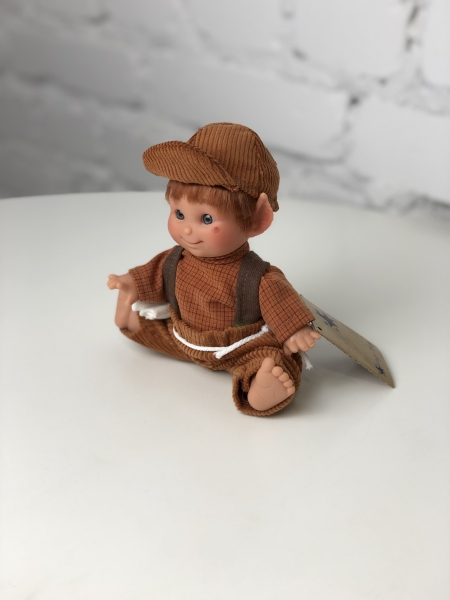 картинка испанские Кукла "Домовёнок", мальчик, в коричневом комбинезоне и кепочке, 18 см, арт. 151-3 интернет-магазин TuKiTu.ru